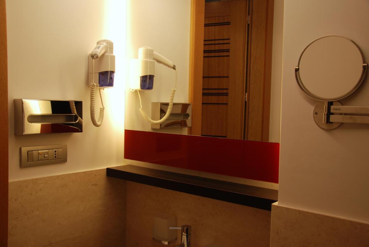 Sea Art Hotel Vado Ligure Exterior photo